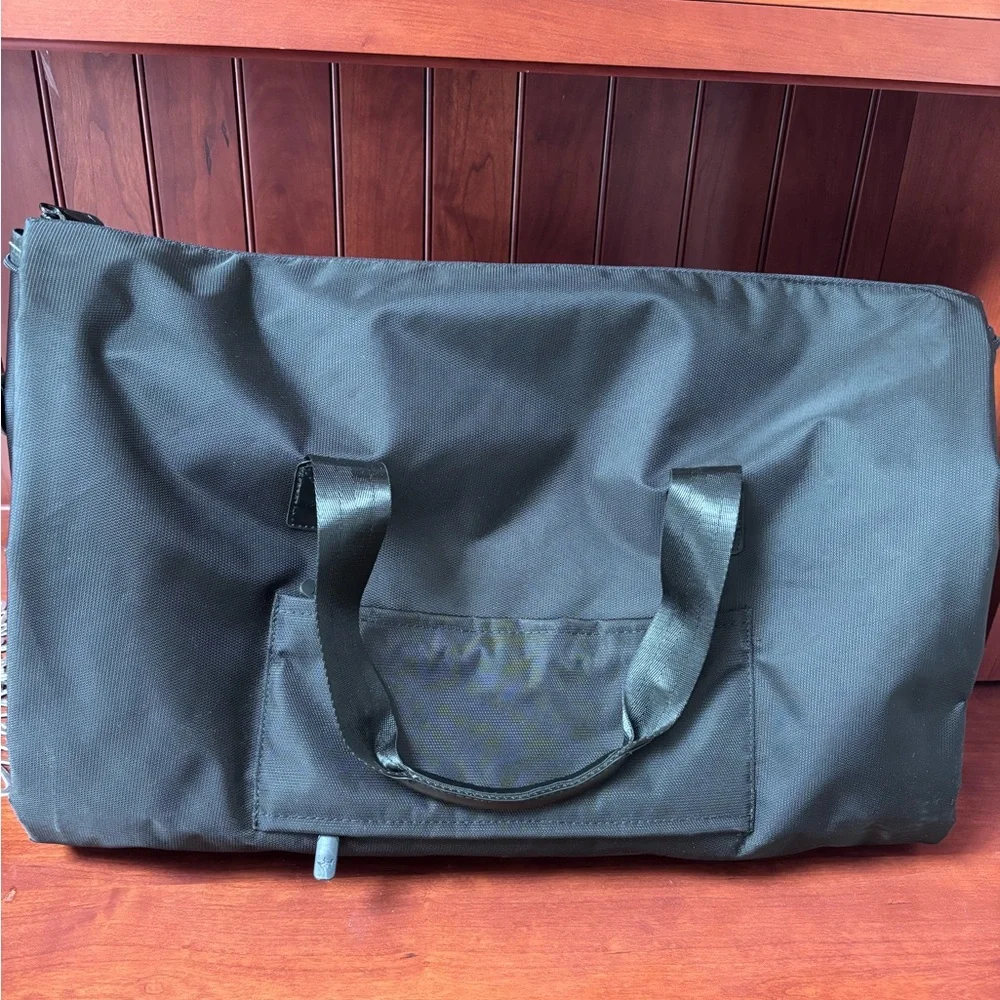 DraftKings branded black nylon duffel bag / suit / large travel many components